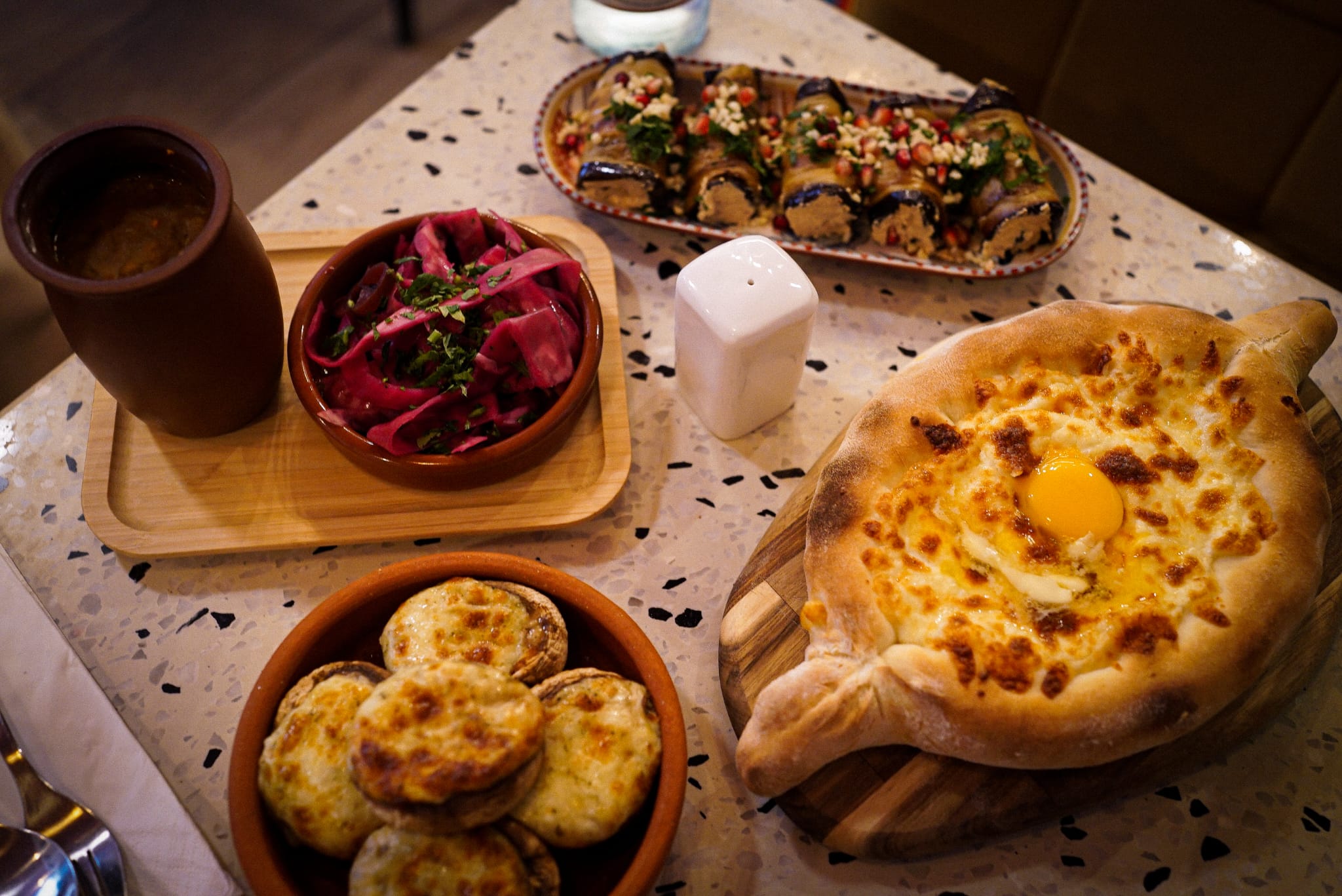 Salle et ambiance du restaurant géorgien Oda à Paris 9e
